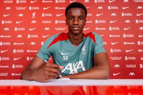 ليفربول يعلن تمديد عقد لاعب فريق الشباب